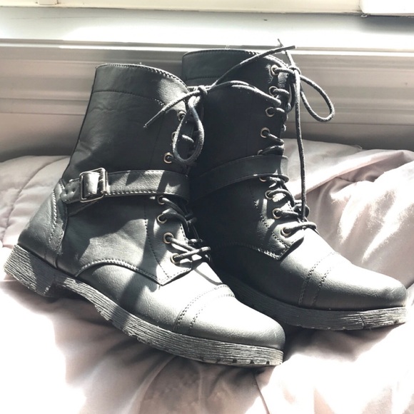 Ardene Shoes - ARDENE BLACK BOOTS (with laces and buckle) - 7